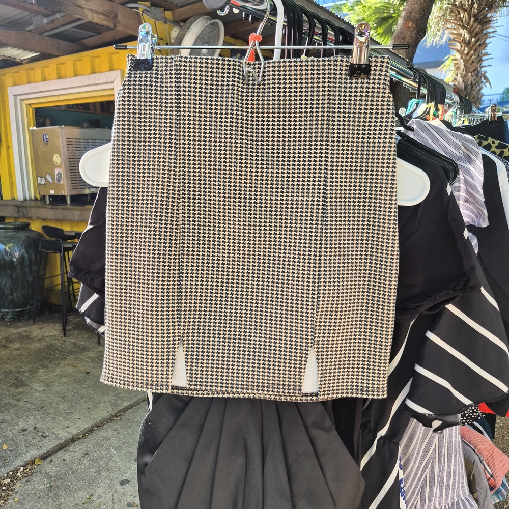 Chic Black and White Houndstooth Skirt